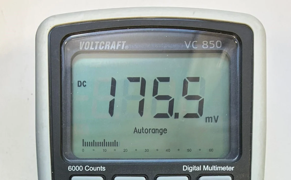 Originalfoto eines Multimeters mit dem Anzeigewert 175,5 mV